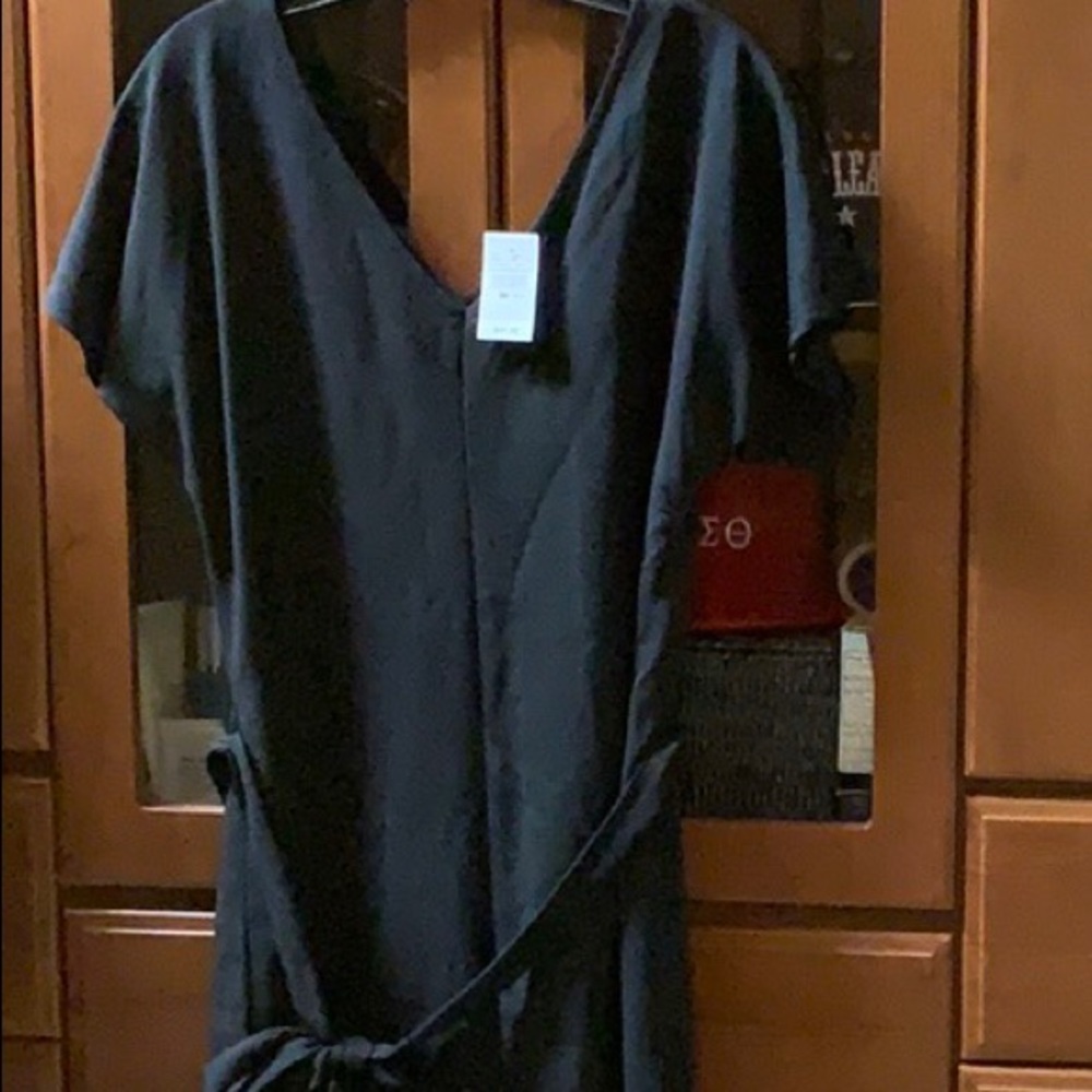 V-NECK BELTED KNIT SHEATH DRESS